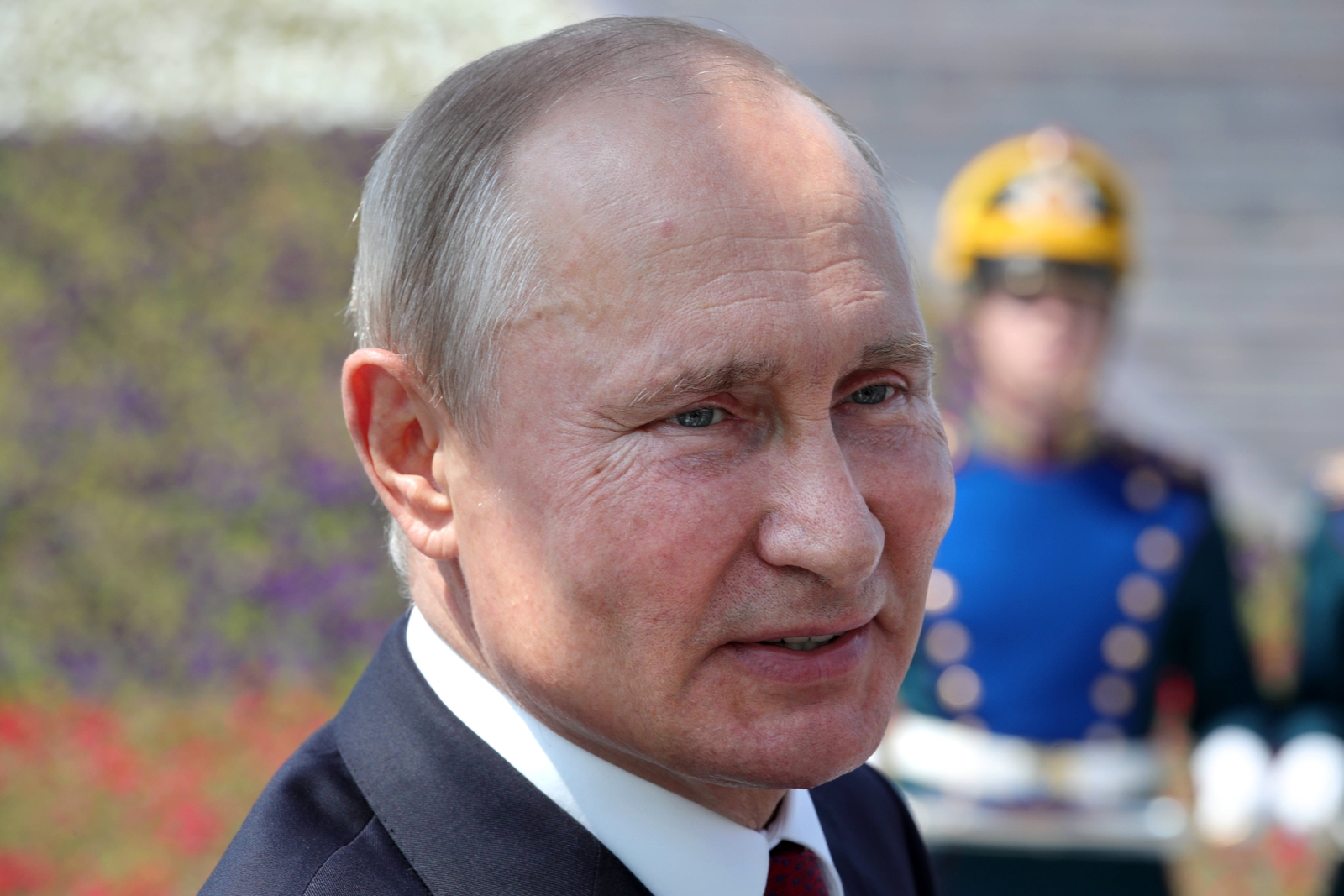 Путин заявил, что ФСБ нужно оказывать поддержку компаниям под санкциями