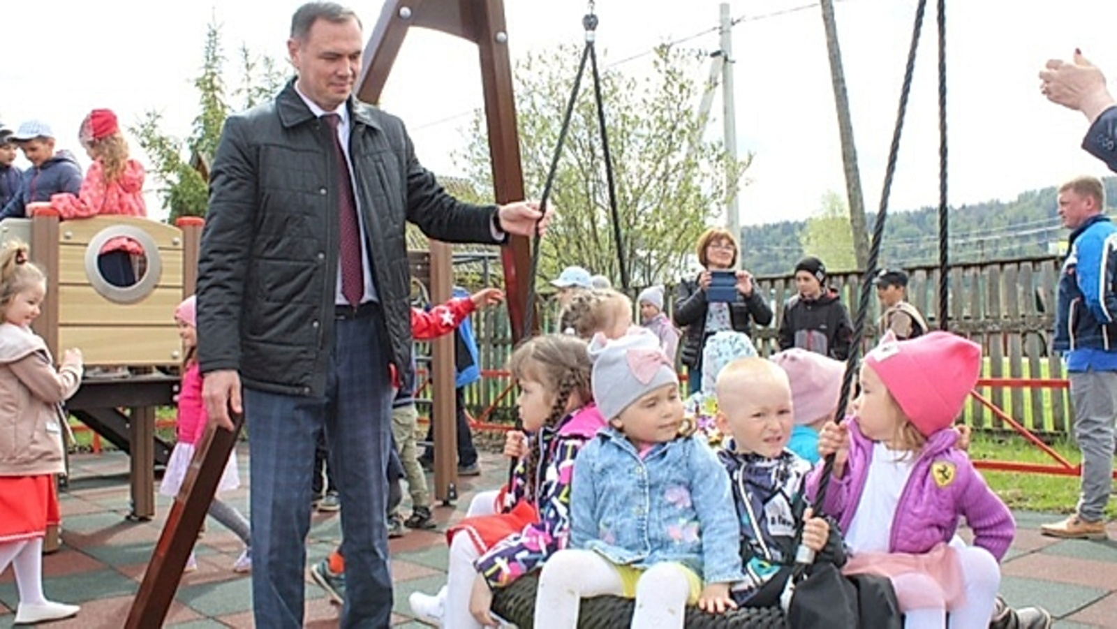 В Караидельском районе начали работу по благоустройству детской площадки