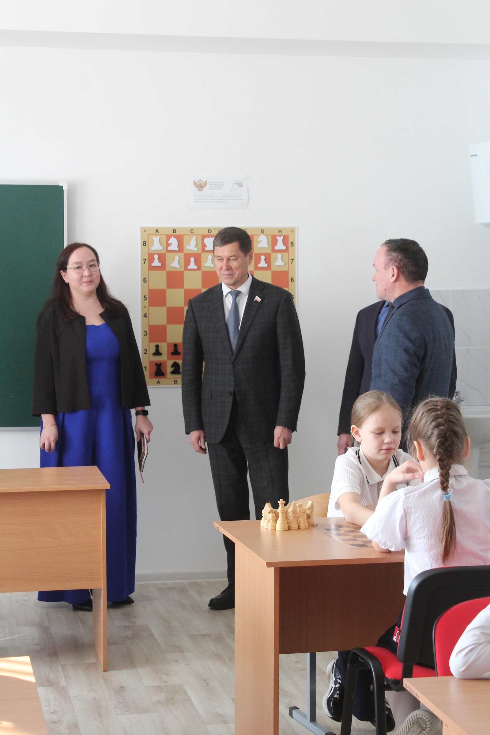 Халыҡ өсөн эшләй ул