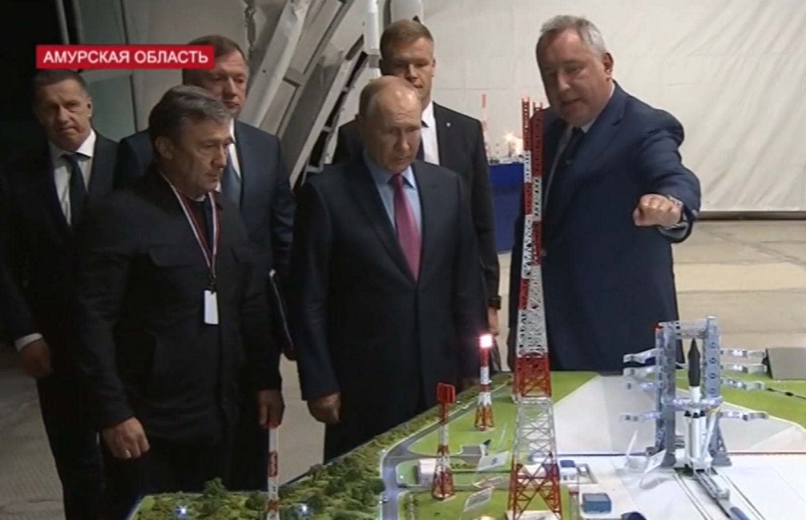 Путин ознакомился со строительством инфраструктурных объектов космодрома Восточный
