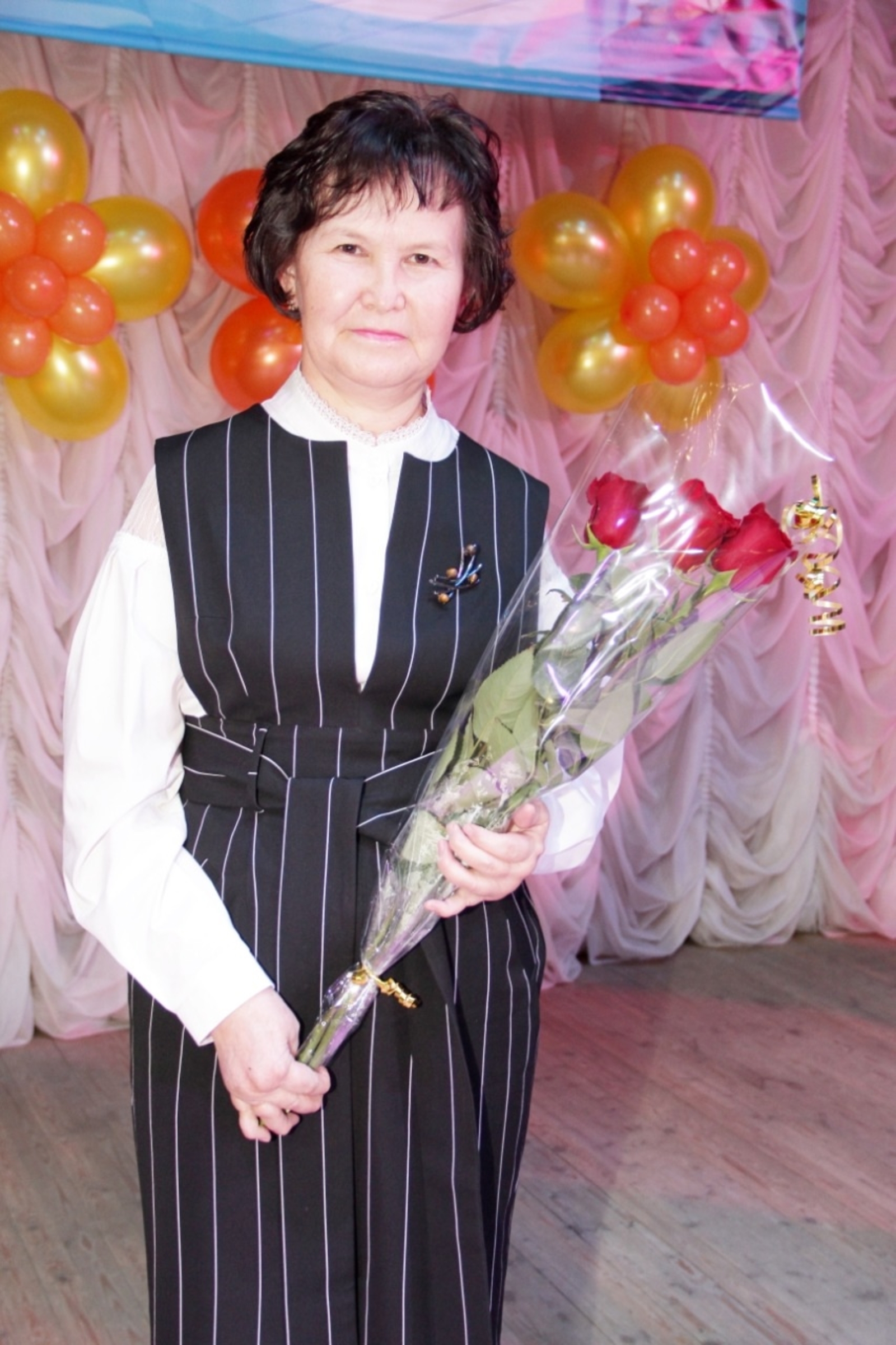 Хеҙмәте алтын көҙҙәй мул уңышлы,  ә үҙе яҡты, ғәҙел булмышлы